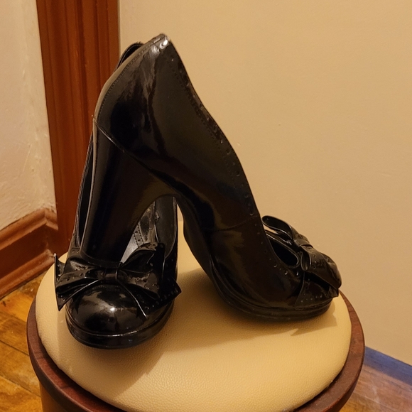 Shoes - Picture 3 of 7